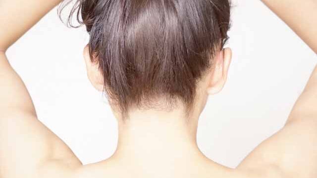女性のうなじ　後ろから見た画像